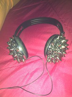 Spiky Headphones, Trashy Y2k Aesthetic, Catty Noir, Scene Queens, Bumbo, Trashy Y2k, Scene Emo, Scene Kids