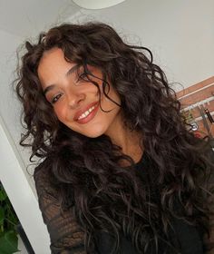 Haar • Instagram Italian Woman Curly Hair, Large Rod Perm Medium Hair, Curly Haircut Face Framing, Natural Wavy Hair Cuts, Curly Hair Side Bangs, Long Layered Curly Hair Face Framing, Naturally Wavy Hair Cuts, Long Layered Curly Hair, Curly Highlights