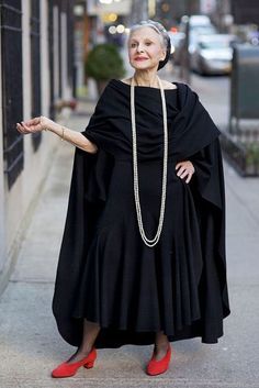 Grandma Dress, Carmen Dell'orefice, Advanced Style, Ageless Style, Old Woman, Fashion Over 50, Dark Fashion, Lee Min