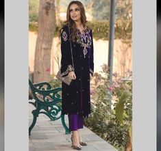 Latest Velvet Suit Designs, Pakistani Embroidery, Velvet Pakistani Dress, Desi Party, Velvet Dresses Outfit, Embellished Dresses, Velvet Suit Design, Suite Design, Pakistani Party Wear Dresses