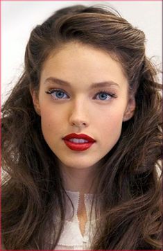 On the hunt for the perfect DIY wedding hairstyles? We’ve got your inspo! Here are some fast, simple, easy, but gorgeous hairstyles to make you look like a princess on your big day. Plus we… 1950s Hairstyles For Long Hair, Emily Didonato, Fest Outfits, Big Curls, Half Up Hair, Red Lipstick, Wedding Hair And Makeup, Hair Dos