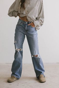 Two hand pockets denim in medium wash Thrifting Inspiration, Clothing Finds, Glad Rags, Casual School Outfits, Cute Comfy Outfits, Outfit Inspo Fall, Fall Fashion Outfits, Mom Outfits, Fall Winter Outfits