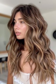 Achieving ultimate hair goals is all about finding the perfect blend of color and dimension. Multidimensional honey blonde highlights are the secret to adding depth, warmth, and a sun-kissed glow to your locks. In this Honey Blond, Honey Brown Hair, Bronde Balayage, Bronde Hair, Dirty Blonde Hair