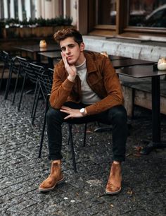 Simple Accessories, Mens Winter, Winter Outfits Men, Suede Fashion, Brown Suede Jacket, Stylish Mens Outfits, Men Street