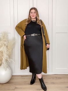 Professional Skirt Outfits Plus Size, Plus Size Photographer Outfit, Edgy Corporate Fashion Plus Size, Plus Size Edgy Office Outfit, Business Casual Skirt Outfits Plus Size, Corporate Plus Size Fashion, Plus Size Office Fashion, Quiet Luxury Plus Size, Winter Office Outfits Women Plus Size