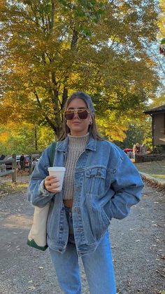 Fall Outfits Jean Jacket, Mountain Outfit Fall, Mountain Weekend Outfit, Fall Mountain Outfit, All Jean Outfit, Denim Jacket Outfit Fall, Aesthetic Outfits For Fall, Jean Jacket Outfits Fall, England Outfits