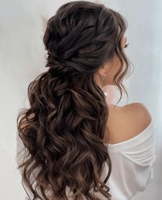 Wedding Hairstyles Brown Hair With Veil, Curly Half Updos For Long Hair, Long Brown Hair Wedding Hairstyles, Bridesmaid Hair Curly Natural Half Up, Maid Of Honor Hairstyles For Long Hair Half Up, Dark Brown Wedding Hair, Wedding Hairstyles For Bride Half Up, Wedding Hairstyles Dark Hair, Wedding Hair Brown