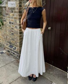 Copenhagen style outfit - midi skirt styling - trendy outfit 2024 Dressy Coastal Outfits, Overcast Beach Outfit, London Work Outfit Summer, Europe Aesthetic Outfit Plus Size, Cute City Outfits Summer, Europe Spring Fashion 2024, Fashion For Bigger Bust, Cute Outfits Travel, Euro Summer 2024 Outfits