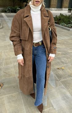 Cute College Fits, Brown Trench Coat Outfit, Long Coat Outfits, Long Jacket Outfit, Womans Outfit, Suede Boots Outfit, Downtown Winter, Winter Layering Outfits, Long Suede Coat