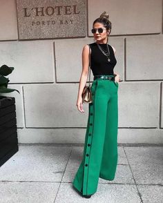 Green Pants Outfit, Office Fashion Women, Legging Outfits, Cooler Look, Wear Green, Business Outfit, Green Pants, Chic Outfit