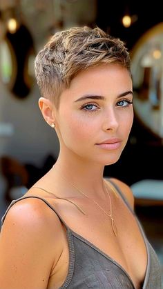 Fade Haircut Women, Haircut Women, Sassy Haircuts, Short Sassy Haircuts, Hair Pixie, Female Hair, Hair Inspiration Short, Pixie Styles