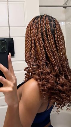 short knotless braids with curls at the end. color 30 knotless braids Women's Undercut, Cute Box Braids, Braids Hairstyles Pictures, Quick Braided Hairstyles