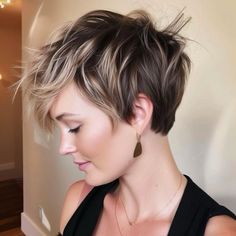 Brown Pixie With Highlights Caramel, Pixie Highlighted Hair, Blonde Pixie Highlights, Blonde Balayage Pixie Hair, Brunette Pixie With Blonde Highlights, Dark Brown Pixie With Highlights, Dark Ash Blonde Pixie Haircut, Auburn Pixie Haircut With Highlights, Short Women’s Pixie Cut