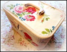 Old Suitcases, Vintage Suitcases, Trash Can For Car, Trendy Sewing, Vintage Suitcase, Vintage Luggage