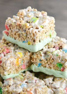 some kind of dessert that is stacked on top of each other with marshmallows and sprinkles