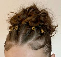 Short Hair Curly Ponytail, Hair Cuffs Hairstyles Curly, Hair Styles With Gold Cuffs, Hairstyles With Gold Accessories, Curly Hair Accessories Ideas, Hairstyles With Hair Rings, Bun With Curly Hair, Hair Rings Hairstyles, Hairstyles With Edges