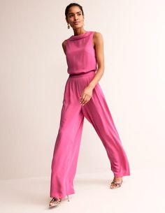 With a fitted bodice and wide-leg trousers, the Clarissa jumpsuit is a smart choice for weddings - or anywhere you want to look effortlessly elegant. Winter Wedding Outfits, Superhero Fashion, Plus Jumpsuit, Tunic Leggings, Tea Shirt, Pink Jumpsuit, Mini Boden, Petite Dresses