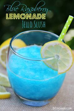 Blue Raspberry Lemonade Jello Slush - a cool and beautiful refreshing drink perfect for summer parties and BBQs! Blue Raspberry Lemonade, Slush Recipes, Drink Recipies, Refreshing Drinks Recipes, Drinks Alcohol, Raspberry Lemonade, Think Food, Frozen Drinks, Blue Raspberry