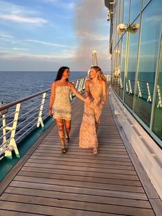 outfits, cruise Insta Photo Ideas Cruise, Best Friend Cruise Pictures, Cruise Pics With Friends, Cruise Picture Ideas Friends, Aesthetic Cruise Pictures, Cruise Pictures Ideas, Cruise Poses Photo Ideas, Cruise Picture Ideas Instagram, Cruise Inspo Pics