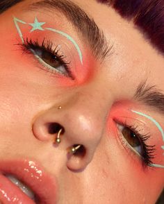 Abstract Eyeshadow, Colourful Eyeliner Looks, Fun Graphic Liner, Weird Eyeliner, Funky Eye Makeup, Graphic Liner Hooded Eyes, Artistic Eye Makeup, Colorful Eyeliner Ideas, Colorful Eyeliner Looks