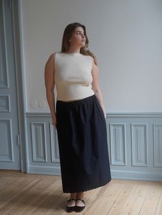 Breezy Midi Skirt Black - Black | Djerf Avenue Comfortable Skirts, Midi Skirt Black, Ig Aesthetic, London Style, Bateau Neck, Plus Size Style, Black Midi Skirt, Sweaters And Jeans, Sweaters Knitwear