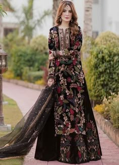 Black Indian Outfit, Pakistan Suits, Embroidery Pakistani Suits, Embroidery Machine Work, Islamic Names, Eid Looks, Hijab Fits, Pakistani Party Wear Dresses, Pakistan Dress