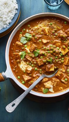 A pan full of paneer curry with green peas and coriander leaves. Cosy Recipes, Comfort Food Dinner Ideas, Uni Meals, Paneer Curry Recipes, Butter Paneer, Paneer Curry, Curry In A Hurry, Season Recipes, Diwali Recipes