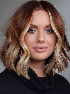 25 Haircut Ideas for Wavy Hair 2024 Wavy Bob Long, A Line Haircut, Wavy Bob Haircuts, Hair To One Side, Money Piece