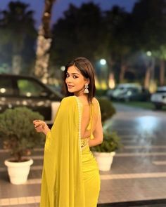 Fancy Saree Poses, Fancy Saree Photoshoot Poses, Snapchat Photo, Fashionable Saree, Instagram Symbols, Bollywood Hairstyles