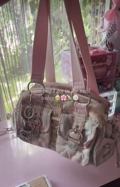 Everyday Bag Essentials, Stylish School Bags, Inside My Bag, Multipurpose Bag, What In My Bag, One Clothing, Pretty Bags, Simple Trendy Outfits, Essential Bag