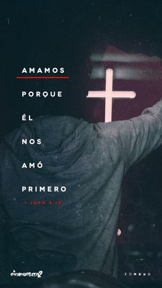 a man with his arms up in front of a cross and the words, amaros porque el nos amo primero