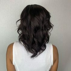 24 Medium-Length Hairstyles With Layers For Ultimate Volume Boost Short V Cut Hair, Angled Lob, Choppy Bobs, V Cut Hair, Collarbone Length Hair, Current Hair Trends, Medium Box Braids, Medium Layered Haircuts, Medium Layered Hair