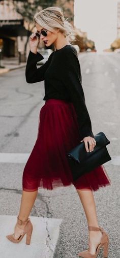 What To Wear on a Night Out : The Ultimate Guide — No Time For Style Holiday Party Outfit Work, Red Lace Skirt, Red Tulle Skirt, Skirt Tulle, Long Skirt Outfits, Christmas Party Outfits, Holiday Party Outfit, Vintage Bag