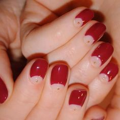 Gift Nails Christmas, Minimal Christmas Nail Art, Beauty Bingo, Christmas Nail Simple, Xmas Red Nails, 2025 Nails, Minimal Nail, Gold Accent Nail, Nail Art Designs For Beginners