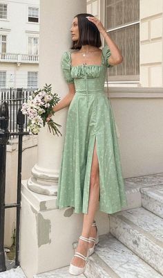 Vestido verde floral cottagecore e  sapato branco Beautiful Long Dresses Casual, Sage Green Spring Dress, Pretty Outfits Dress, Cute Long Dresses Casual Summer, Pretty Long Dress, Cute Dresses For Summer Casual, Casual Pretty Outfits, Elegante Dress Classy, Cute Long Dresses Casual