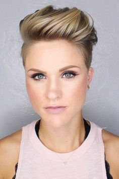 Fade Haircut Women, Androgynous Haircut, Middle Aged Women Hairstyles, Rambut Brunette, Taper Fade Haircut, Asymmetrical Hairstyles, Short Hair Undercut, Undercut Hairstyles, Fade Haircut