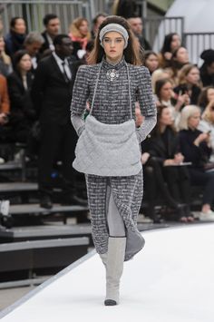 Chanel / AW 17/18 Chanel Fall 2017, Paris Fashion Week Chanel, Moda Paris, Pant Trends, Review Fashion, Fashion Week Runway, 60s Fashion, Fall Fashion Trends, Fall 2017