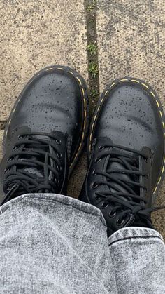 doc martens dm’s downtown girl aesthetic rain dark academia vibes Doc Martin Aesthetic, Dr Martens Aesthetic, Eleven Aesthetic, Doc Boots, Doc Martens Shoes, Dark Academia Vibes, Aesthetic Rain