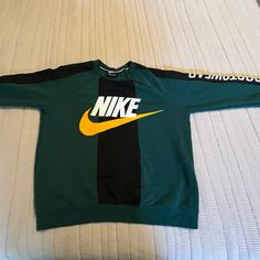 Good Condition, Never Worn Nike Sportswear Crewneck Sweatshirt. You’ll Be King Of The Playground Or Queen Of The Cafeteria With This Sweatshirt That Lets Everyone Know You Only Hangout With Winners. Athleisure Crew Neck T-shirt With Ribbed Cuffs, Sporty Cotton T-shirt With Ribbed Cuffs, Casual Long Sleeve T-shirt For Gym, Casual Green Winter Activewear, Nike Sweatshirt With Letter Print For Sports Season, Nike Crew Neck Graphic Print Tops, Nike Sports Hoodie With Logo Print, Nike Varsity Crew Neck Tops, Nike Graphic Print Sweatshirt For Streetwear