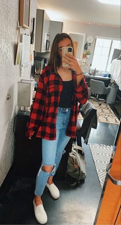 Flannel T Shirt Outfit, Red Chemise Outfit, Outfits With Red Flannel, Red Plaid Jacket Outfit, Camisa Cuadros Outfit, Fannels Shirts Outfits Aesthetic, Red Checkered Shirt Outfit, Red Check Shirt Outfit Women, Check Shirt Outfit Women Casual