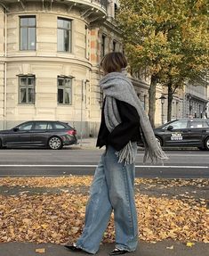 Grey Scarf Outfit, Gray Scarf Outfit, Chunky Scarf Outfit, Big Scarf Outfit, Scarf Aesthetic, Trendy Scarves, Thick Scarf, New York Fits, Big Scarf