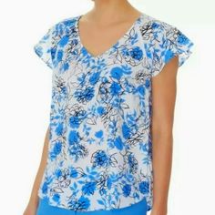 Women's Nine West Marina Multi Short Sleeve V-Neck Floral Blouse Small $59 Msrp Chic Blue V-neck Top For Spring, Blue Printed Split Neck Tops, Blue Split Neck Blouse, Elegant Floral Print Top With Split Neck, Elegant Floral Print Split Neck Top, Floral Blouse, Nine West, Blue White, Blue And White