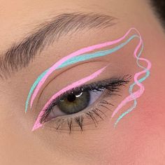 Lash Line Eyeliner, Pink Graphic Eyeliner, Abstract Eyeliner, Eyeliner Grafico, Graphic Liner Ideas, Colorful Liner, Cool Eyeliner, Line Eyeliner, Color Eyeliner Makeup