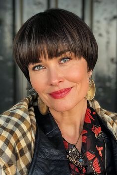 The modern bowl cut with soft edges is irresistibly iconic for women over 50 who want a modern show-stopper. The new and improved bowl cut has softened edges for a perfect balance of sharp and soft, and a clean-cut frame highlights cheekbones and eyes. Click here to check out more elegant short hairstyles for women over 50. Wedge Hairstyles Over 50, Short Hair Front View, Modern Bowl Cut, Short Hairstyles For Thinning Hair, Bowl Haircut Women, Trendy Pixie Haircut, Bowl Cut Hair, Short Haircuts Fine Hair, Elegant Short Hairstyles