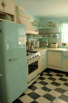 40 Retro Kitchen Counter Decor Ideas for a Fun Look Retro Kitchen Yellow, 70s Interior Kitchen, Retro Appliances Vintage Inspired, Vintage Kitchen Furniture, 1950 Home Decor Interior Design, 1950s Style Home, 50s Retro Kitchen, Kitchen 50s Style, Retro Diner Kitchen Ideas