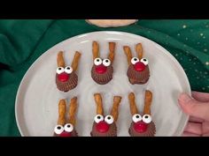 Adorable peanut butter cup reindeer treats made with miniature Reese's cups, pretzels, and M&Ms. An easy Christmas candy recipe! Reeses Cups Recipe