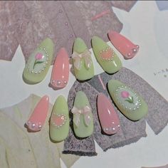 Green And Pink Christmas Nails, Christmas Colors 2024, Green Design Nails, Nail Inspiration Aesthetic, Cute Green Nails, Nails Christmas Designs, Green And Pink Nails, Whimsical Nail Art, Christmas Nails Cute