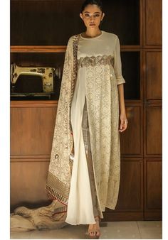 Pakistani Kurti, Dress Muslim Modern, Beautiful Kurti, Long Blouse Designs, Global Desi, Long Kurtis, Frock Fashion