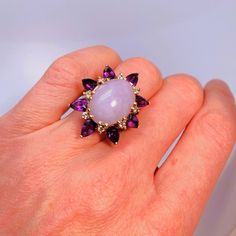 Wertgutachten enthalten mit Ihrem Kauf. Ein üppiger handgemachter blasser lavendelfarbener Jade-Sonnenblumenring aus der Mitte des Jahrhunderts, besetzt mit einem unbehandelten A-Typ Jadeit-Cabochon und wunderschönen funkelnden Diamanten und Amethysten. Die schöne Jadeit-Jade in diesem handgefertigten Vintage Ring ist unbehandelt. Bis auf normales Schleifen und Polieren ist sie wie abgebaut. Heutzutage ist die meiste Jade, die man in modernen Ringen sieht, mit Säure behandelt, dann in Kunstharz Jade Engagement Ring, Modern Rings, Jadeite Ring, Jade Flower, Handmade Gold Ring, Lavender Jade, Pastel Lavender, Sunflower Ring, Ring Purple