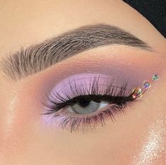 Lilac Eye Makeup, Jewel Makeup, Gem Makeup, Applying Eyeshadow, Make Carnaval, Purple Eyeliner, Eye Pencils